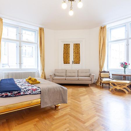 Royal Apartment By Charles Bridge View Of Saint Nicholas Church Prague Exterior photo