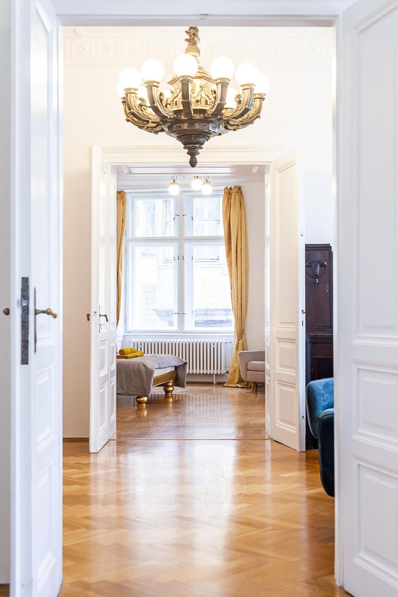 Royal Apartment By Charles Bridge View Of Saint Nicholas Church Prague Exterior photo