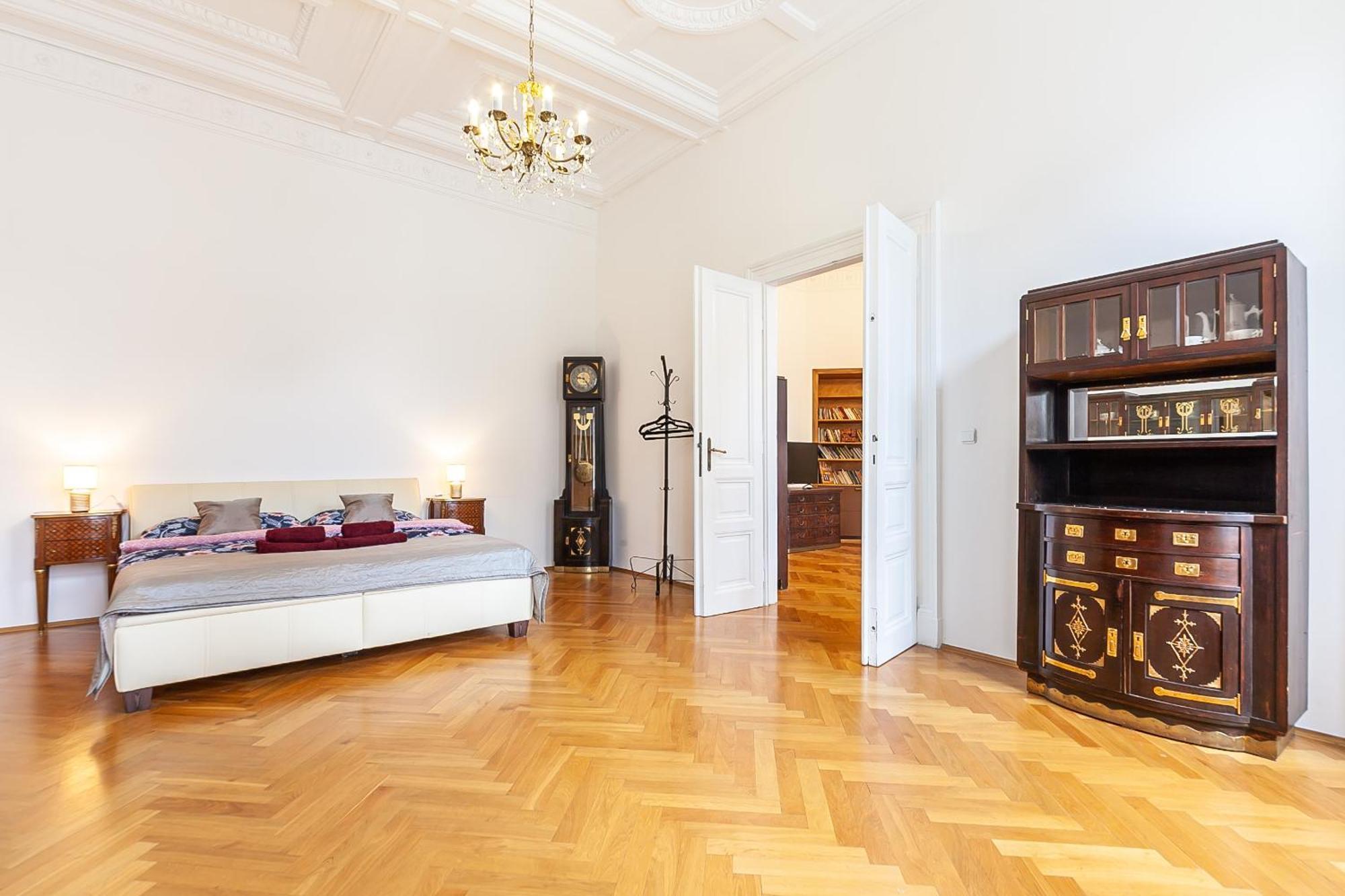 Royal Apartment By Charles Bridge View Of Saint Nicholas Church Prague Exterior photo
