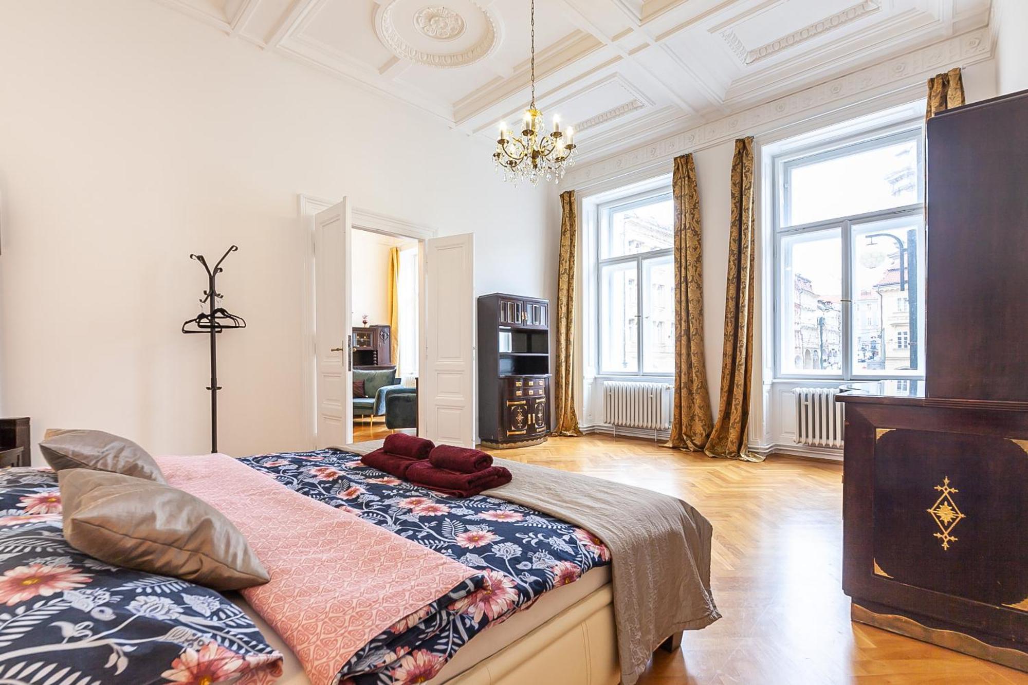 Royal Apartment By Charles Bridge View Of Saint Nicholas Church Prague Exterior photo
