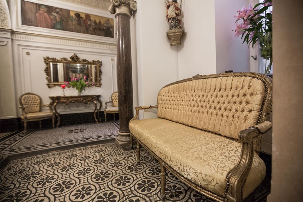 Royal Apartment By Charles Bridge View Of Saint Nicholas Church Prague Room photo